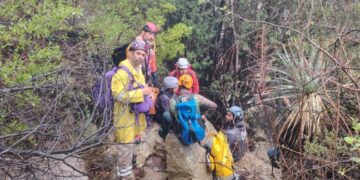 Rescatan a tres senderistas atrapados en sierra de San Miguelito