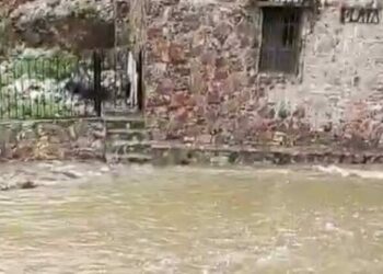 VIDEO: Se anega entrada a Cerro de San Pedro tras lluvias