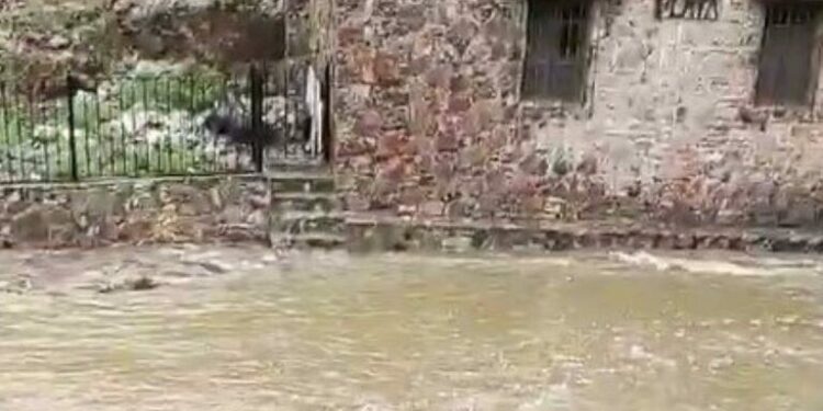 VIDEO: Se anega entrada a Cerro de San Pedro tras lluvias