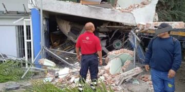 VIDEO: Tráiler se impacta contra vivienda en lateral de la 57