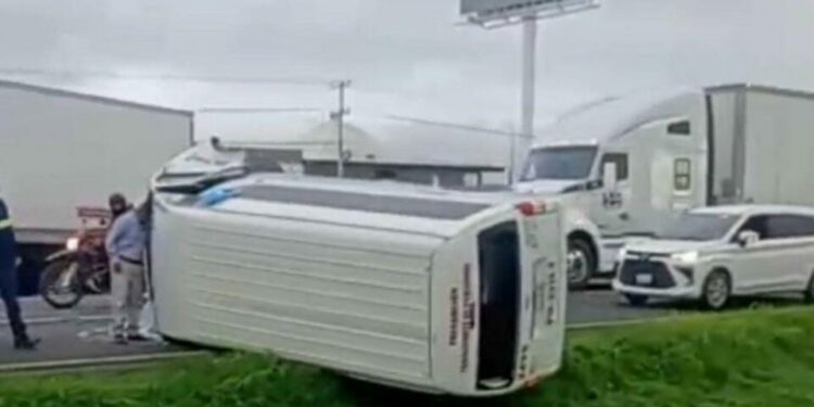 4 personas lesionadas tras volcadura de sobre la 57