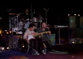 VIDEO: Coldplay sorprende al invitar a Michael J. Fox a tocar la guitarra en Glastonbury