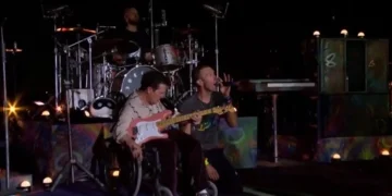 VIDEO: Coldplay sorprende al invitar a Michael J. Fox a tocar la guitarra en Glastonbury