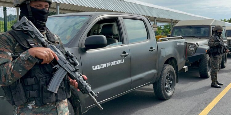 Cárteles mexicanos reclutan a militares de Guatemala.