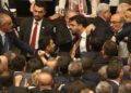 VIDEO | Pelea en el Parlamento de Turquía: discusión sobre un ex legislador encarcelado terminó en golpes