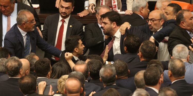 VIDEO | Pelea en el Parlamento de Turquía: discusión sobre un ex legislador encarcelado terminó en golpes