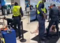 Mujer ataca a policías, se desnuda y exige “sexo” en el aeropuerto de Jamaica