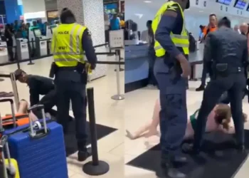 Mujer ataca a policías, se desnuda y exige “sexo” en el aeropuerto de Jamaica