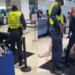Mujer ataca a policías, se desnuda y exige “sexo” en el aeropuerto de Jamaica