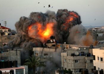 Los bombardeos de Israel en Gaza dejan a niños sin sus padres y a padres sin sus hijos