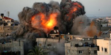 Los bombardeos de Israel en Gaza dejan a niños sin sus padres y a padres sin sus hijos