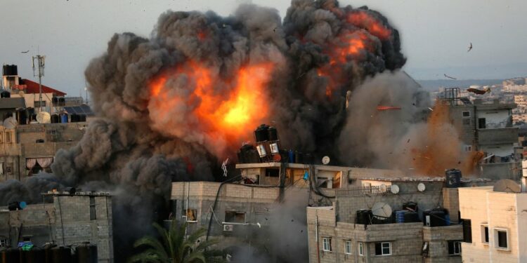 Los bombardeos de Israel en Gaza dejan a niños sin sus padres y a padres sin sus hijos