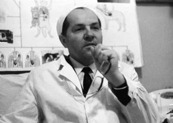 Vladímir Démijov, el científico de la Unión Soviética que sorprendió al mundo con sus pruebas en perros de dos cabezas
