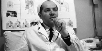 Vladímir Démijov, el científico de la Unión Soviética que sorprendió al mundo con sus pruebas en perros de dos cabezas