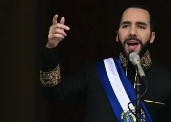 Bukele es la figura principal en la portada de la revista TIME y asegura que no buscará ser presidente por tercera vez
