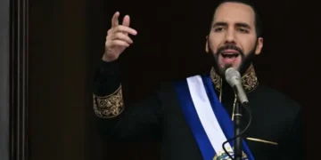 Bukele es la figura principal en la portada de la revista TIME y asegura que no buscará ser presidente por tercera vez