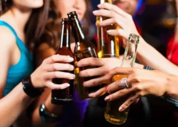 El alcohol causó la muerte de 2.6 millones de personas en el año 2019, según un experto