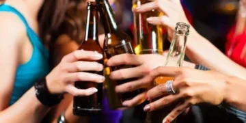 El alcohol causó la muerte de 2.6 millones de personas en el año 2019, según un experto
