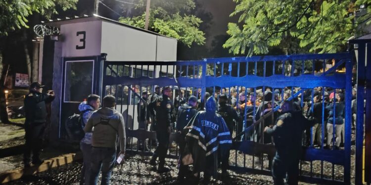 Acusan a un jefe de policía de golpear a un estudiante en la cabeza en la Ciudad de México