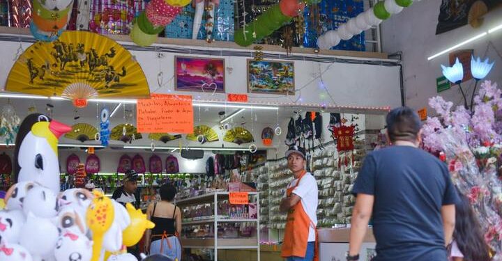 Comercio chino invade el Centro Histórico de SLP