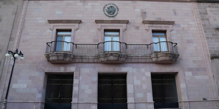 Roban a trabajadores del Congreso