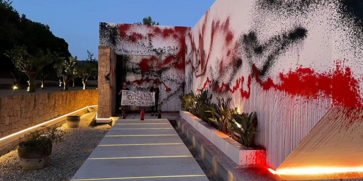 Activistas climáticos pintan de rojo y negro mansión de Messi en Ibiza