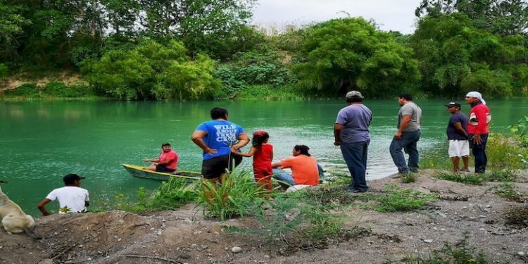 La búsqueda de un joven en el Río Tampaón sigue en curso