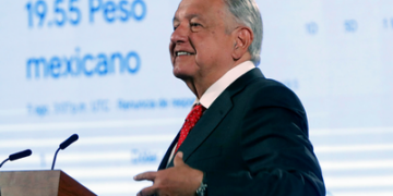 AMLO hace un ‘Andrea Legarreta’ y explica por qué el repunte del dólar no nos afecta