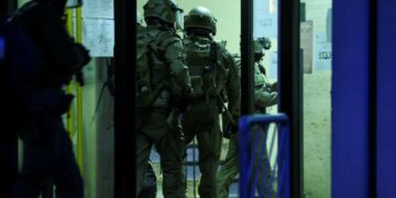 El grupo Estado Islámico se atribuye la responsabilidad de un ataque con un cuchillo que resultó en la muerte de tres personas en Alemania