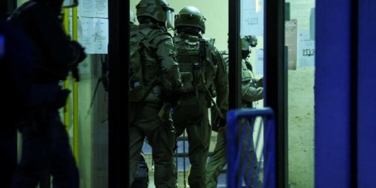 El grupo Estado Islámico se atribuye la responsabilidad de un ataque con un cuchillo que resultó en la muerte de tres personas en Alemania