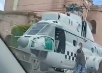 Helicóptero de la GN atorado en cables frente a la iglesia del Saucito