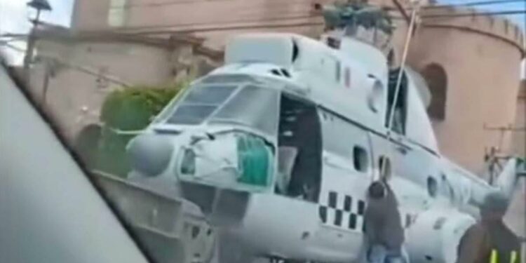 Helicóptero de la GN atorado en cables frente a la iglesia del Saucito