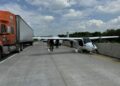 Un piloto tuvo que hacer un aterrizaje de emergencia con su avioneta en una carretera en Tala, Jalisco