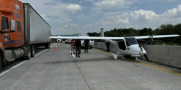 Un piloto tuvo que hacer un aterrizaje de emergencia con su avioneta en una carretera en Tala, Jalisco