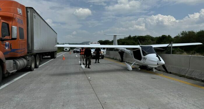 Un piloto tuvo que hacer un aterrizaje de emergencia con su avioneta en una carretera en Tala, Jalisco