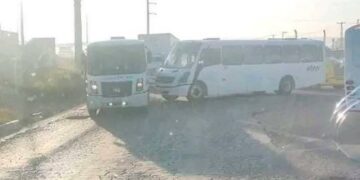 Dos camiones de trabajadores chocaron en la Zona Industrial