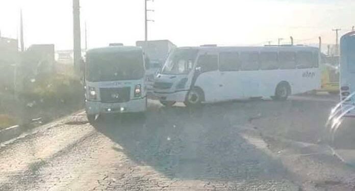 Dos camiones de trabajadores chocaron en la Zona Industrial