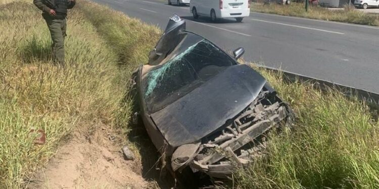 En la carretera 57 se abandonó un automóvil volcado