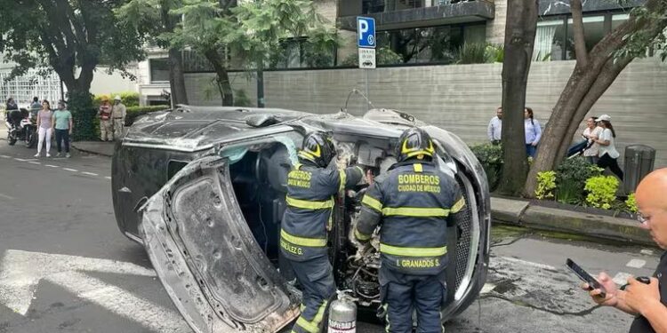 Así ocurrió el intenso choque entre un carro lujoso y una camioneta en las calles de Polanco
