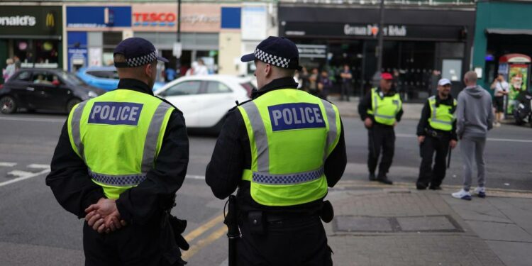 Un hombre está siendo acusado de intentar matar a una niña apuñalándola en Londres