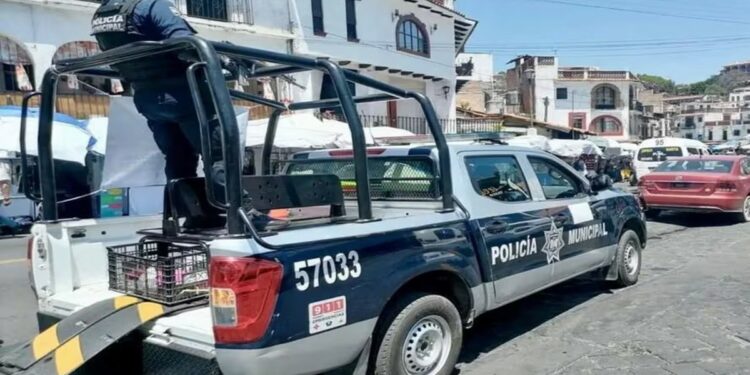 Detienen al secretario de Seguridad de Taxco y otros 57 policías municipales