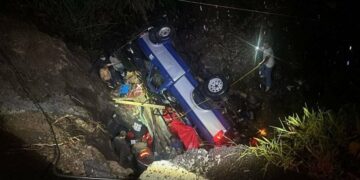 En Malinalco, tres peregrinos mueren en un accidente de tránsito y 13 personas resultaron heridas