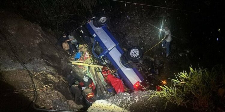 En Malinalco, tres peregrinos mueren en un accidente de tránsito y 13 personas resultaron heridas