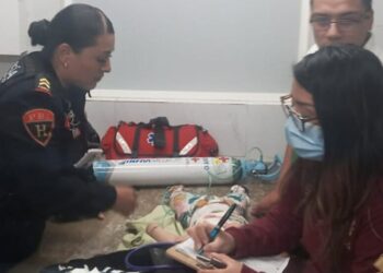 VIDEO | Una mujer policía rescató a un bebé que estaba a punto de morir por asfixia
