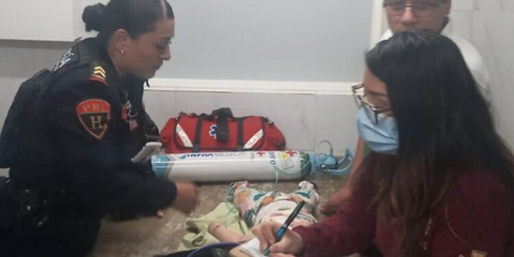 VIDEO | Una mujer policía rescató a un bebé que estaba a punto de morir por asfixia