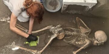 Los cuerpos de una pareja en Pompeya, víctimas del Vesubio, junto a un “pequeño tesoro”