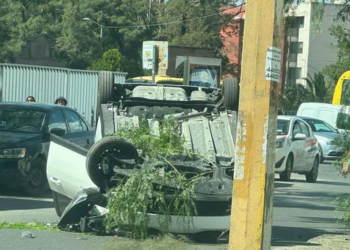 Un vehículo sufre un accidente de tránsito frente a la Facultad de Medicina