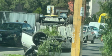 Un vehículo sufre un accidente de tránsito frente a la Facultad de Medicina