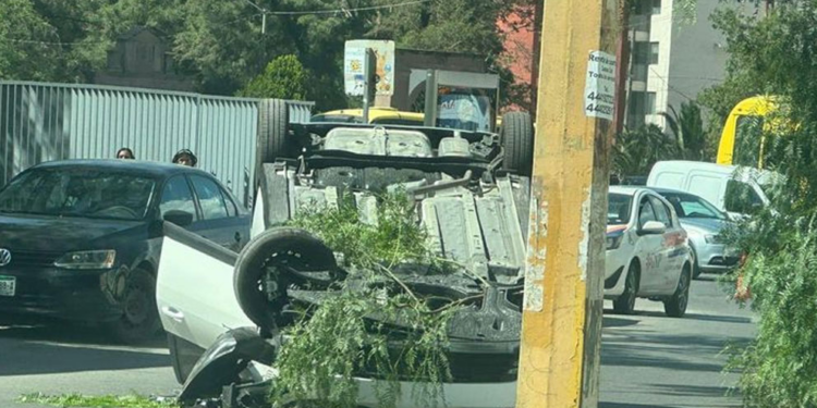 Un vehículo sufre un accidente de tránsito frente a la Facultad de Medicina
