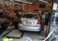 En Coyoacán, una conductora choca contra un supermercado y el automóvil se mete hasta las cajas